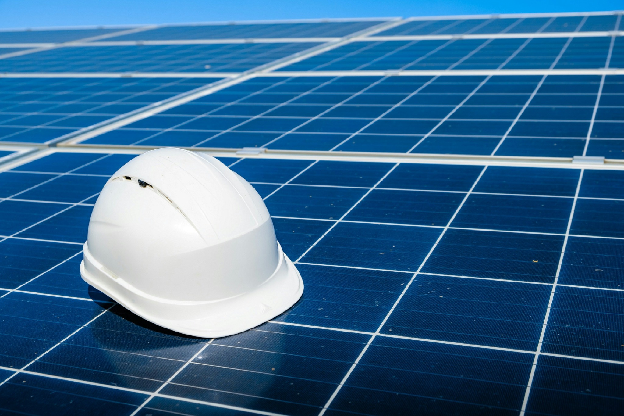 Paneles solares con casco de seguridad